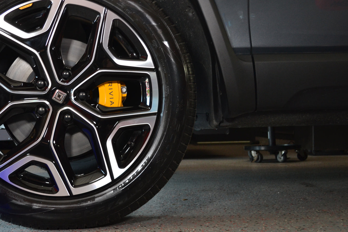 high gloss tire shine that is weather resistant doesnt sling. 007 car candy