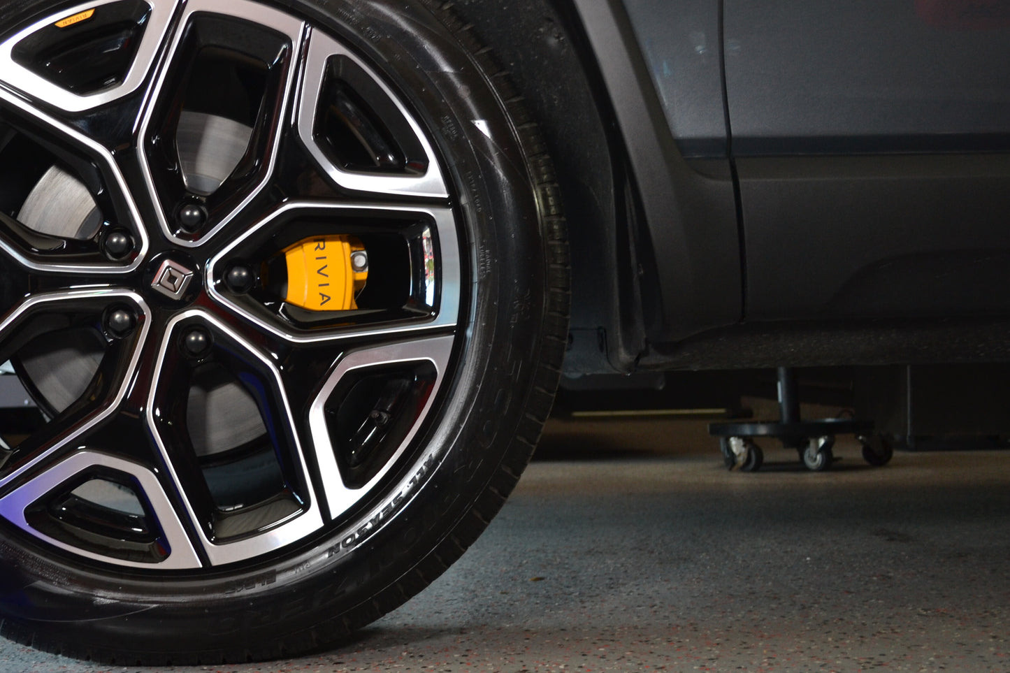 high gloss tire shine that is weather resistant doesnt sling. 007 car candy